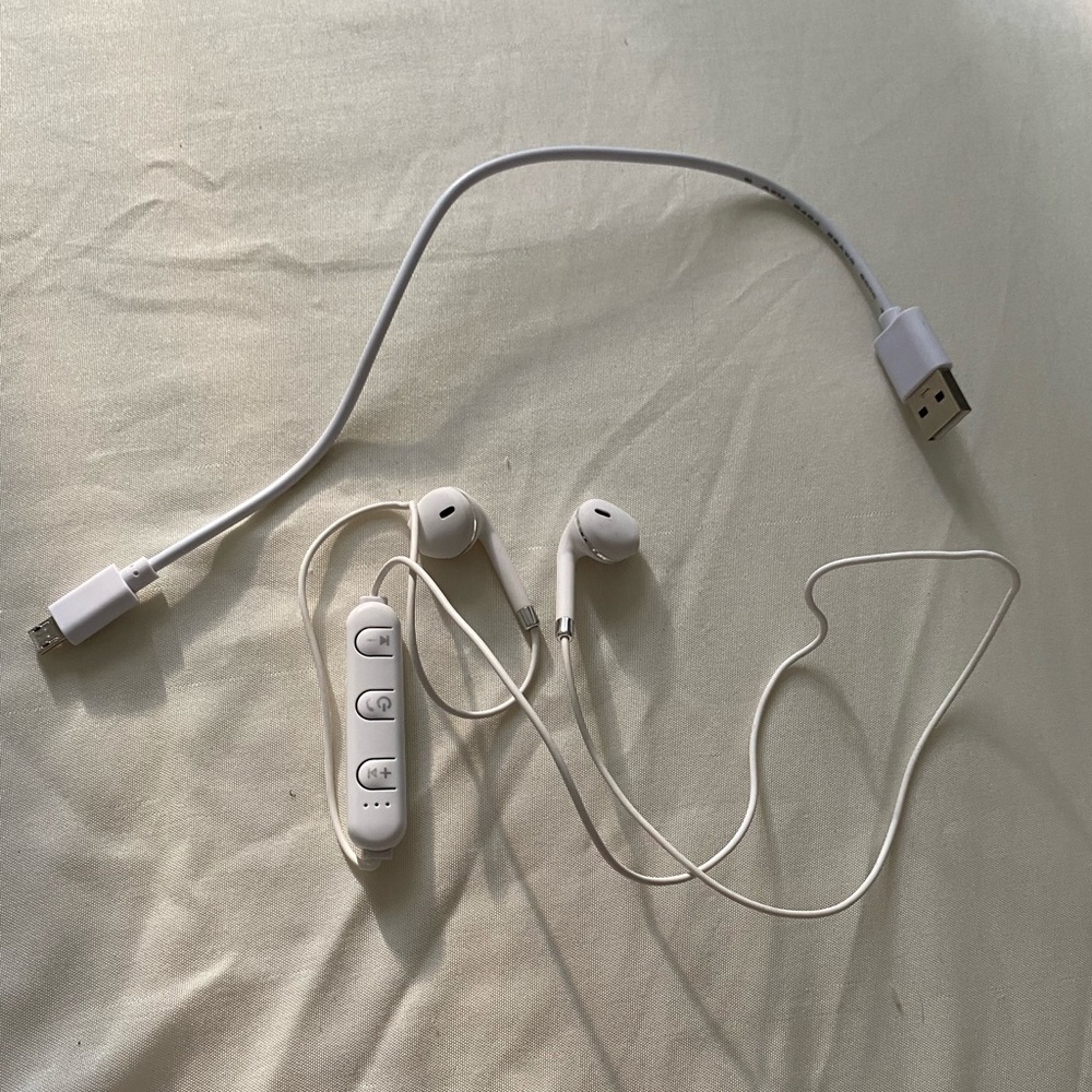 Wireless Bluetooth headphones